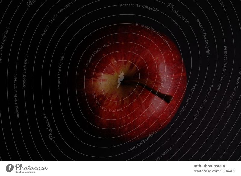 Roter Apfel auf schwarzem Hintergrund Lebensmittel Obst Gesundheit frisch Ernährung Frucht Bioprodukte Gesunde Ernährung Vitamin saftig Farbfoto süß