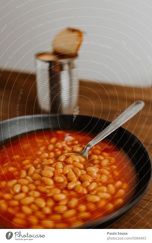 Teller mit gebackenen Bohnen konserviert Backwaren gebackene Bohnen Ernährung lecker Essen Lebensmittel frisch Farbfoto Dosennahrung Foodfotografie bearbeitet