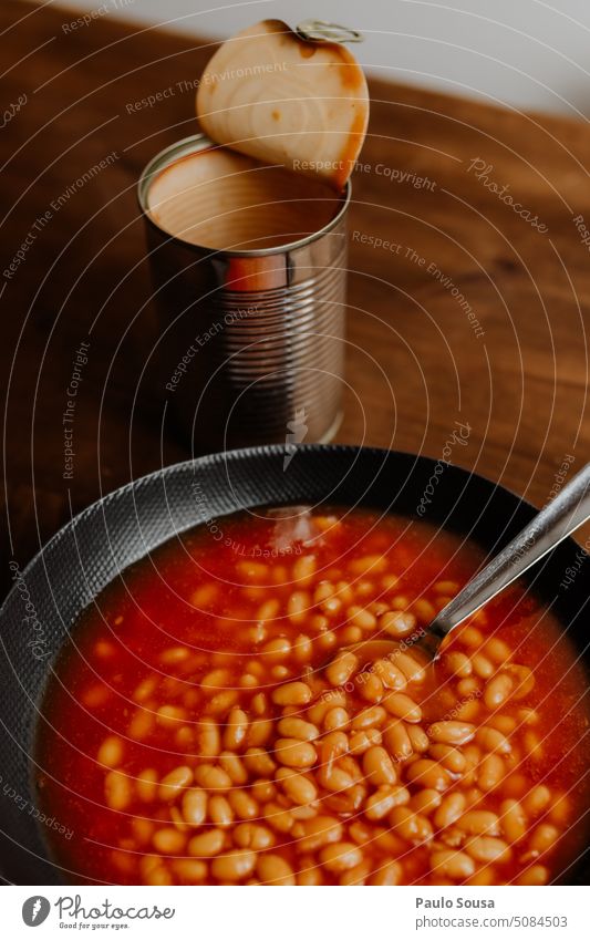 Teller mit gebackenen Bohnen konserviert Backwaren gebackene Bohnen Ernährung lecker Essen Lebensmittel frisch Farbfoto Dosennahrung Foodfotografie bearbeitet