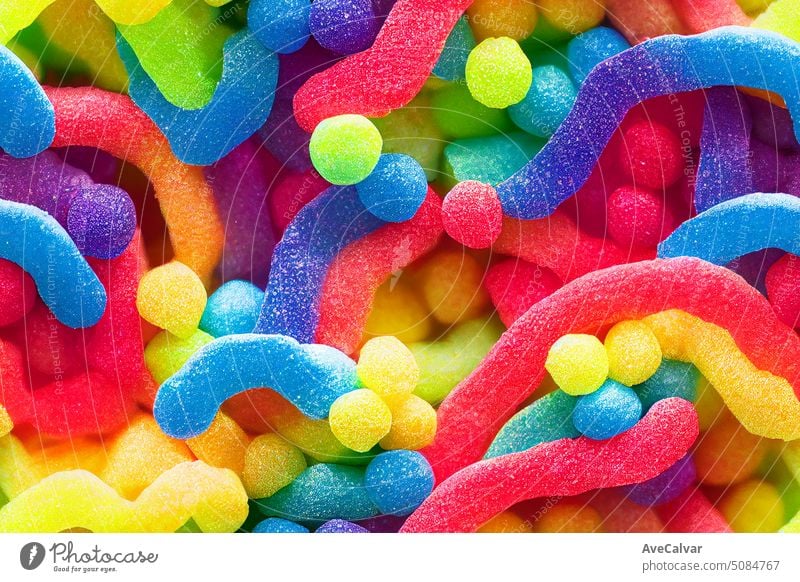 Viele Regenbogen-Bonbons zufällig hell und zuckerhaltigen Hintergrund. Bunte Streusel. Dekoration für Kuchen und Bäckerei. bunt süß viele Leckerbissen Dessert