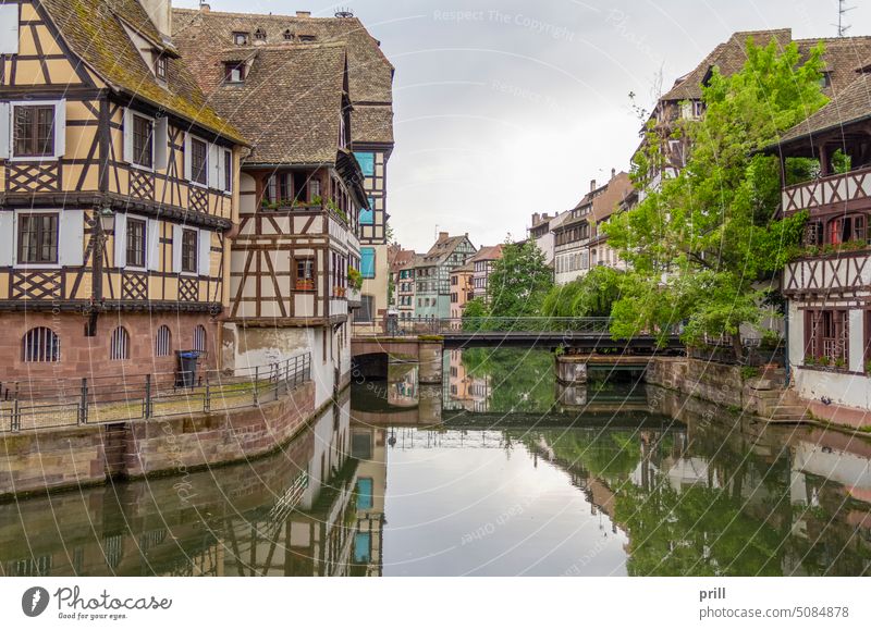 Idyllischer Eindruck am Wasser in einem Viertel namens Petite France in Straßburg, einer Stadt in der Region Elsass in Frankreich Altstadt krank flusskrank