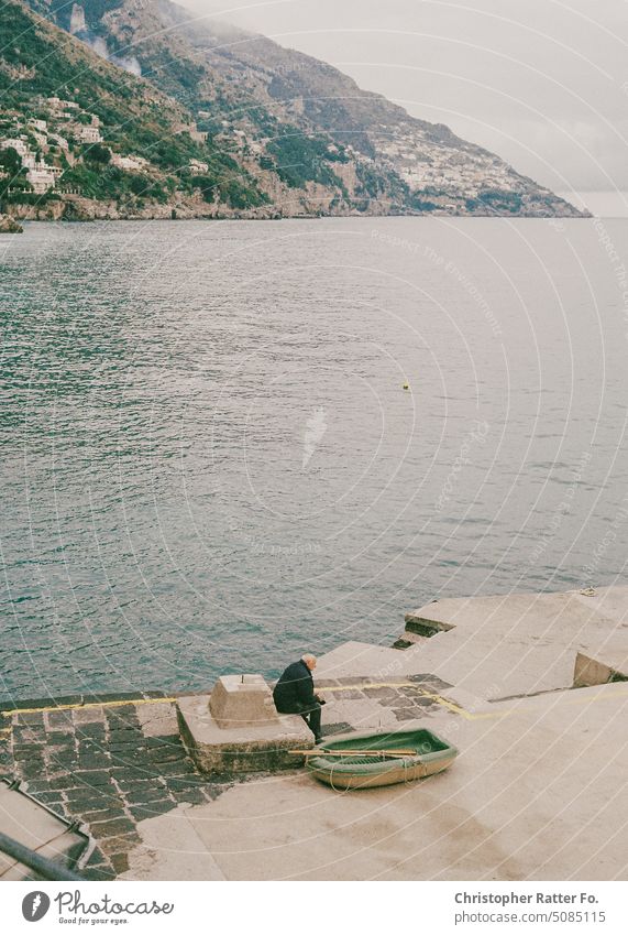 Alter Mann und das Meer. Positano. Februar 2022. Sonnenlicht Filmlook Tourismus Wahrzeichen Licht warm Tourist Himmel Textfreiraum Urlaub Urlaubsstimmung Druck