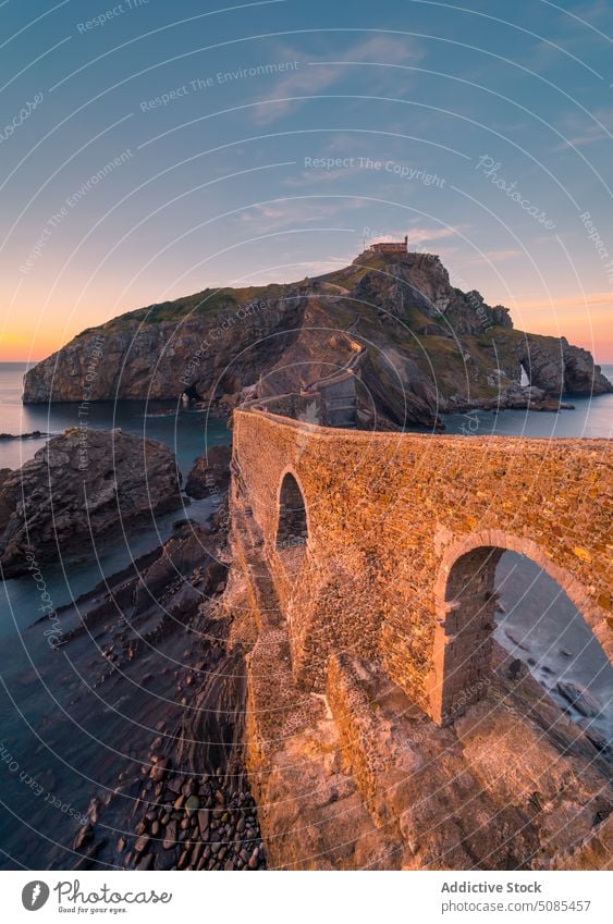 Antike Brücke mit Bögen in der Nähe von Meer bei Sonnenuntergang Landschaft antik Bogen felsig Klippe Straße MEER Natur Wasser malerisch atemberaubend alt Stein