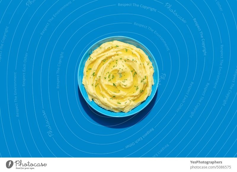 Kartoffelpüree von oben auf blauem Hintergrund Schalen & Schüsseln hell Butter Farbe gekocht Textfreiraum Sahne cremig Küche ausschneiden lecker Abendessen