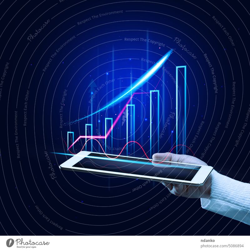 Die Hand einer Frau hält ein Tablet mit einer holografischen Grafik auf blauem Hintergrund. Umsatzwachstum Tablette Tor Grafische Darstellung graphisch wachsend