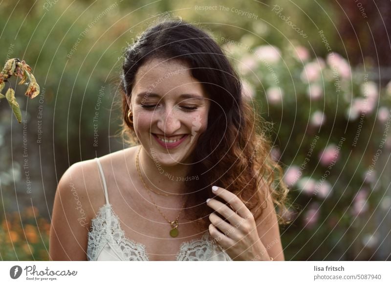 FRAU - LACHEN - SOMMER - LOCKEN Frau Locken brünett Blick nach unten hübsch jung Junge Frau 25-29 Jahre Natur ästhetisch natürlich glücklich Farbfoto