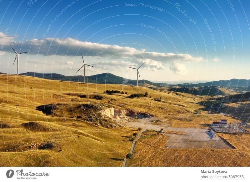 Drohnenansicht von Kraftwerken zur Erzeugung erneuerbarer elektrischer Energie. Windmühlen an einem sonnigen Sommertag. Hohe Windturbinen zur Stromerzeugung.