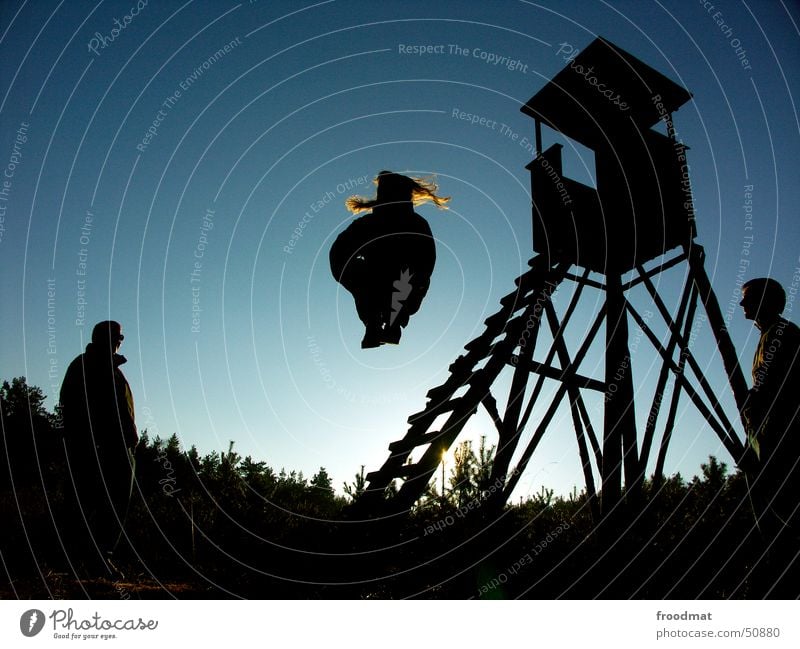 Forstarbeit springen Gegenlicht Aktion Publikum Wald Schießbude Hochsitz Haare & Frisuren Sonne förster Leiter Schatten fliegen fly Freude Natur Silhouette