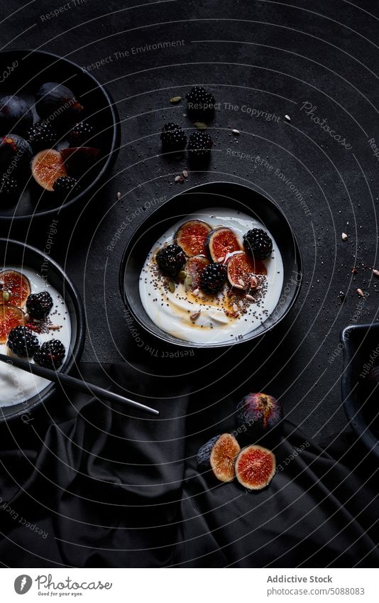 Leckerer Joghurt mit Beeren und Samen auf dem Teller Gesundheit Frühstück Lebensmittel Feige Nut Brombeeren Dessert lecker gesunde Ernährung Schalen & Schüsseln