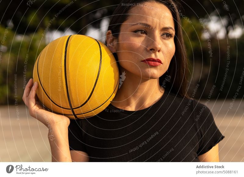 Sportlerin spielt Basketball auf dem Platz Frau werfen Ball spielen Streetball Spiel Training Hobby üben sportlich aktiv Energie Bestimmen Sie Gericht Athlet