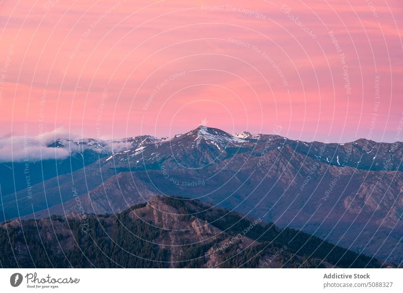 Dramatische Gebirgskette im Sonnenuntergang Tal Berge u. Gebirge Ambitus malerisch Himmel Landschaft massiv Gipfel hoch Gelände rau Reittier Natur Kamm Hochland