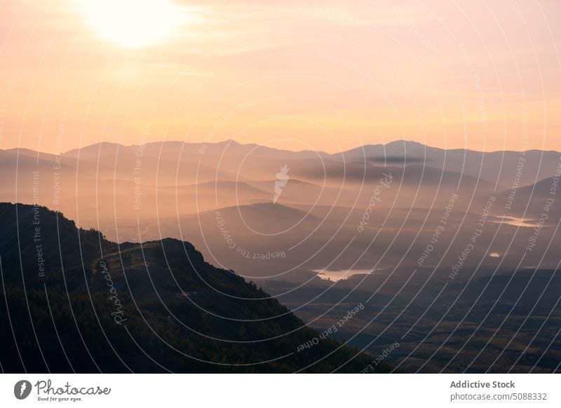 Majestätischer Blick auf ein nebliges Bergtal mit fliegendem Vogel Berge u. Gebirge Tal Ambitus Nebel Dunst Sonnenuntergang Abenddämmerung Landschaft See Natur