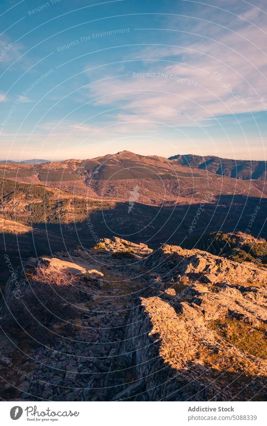 Ruhiges Gebirgstal in der Dämmerung Berge u. Gebirge Landschaft Kamm Natur majestätisch Sonnenuntergang Ambitus Tal Spanien puerto de la puebla sierra norte