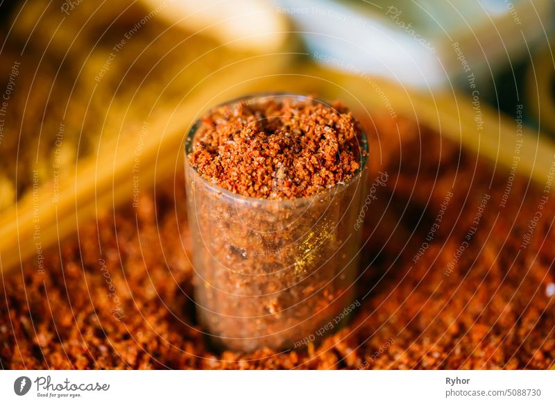 Close-Up Glas Red Ground Aromatic Spice Mixture With Salt Addition On Sale At East Market Bazaar Mischung beliebt Boden Geschmack niemand Küche Salz