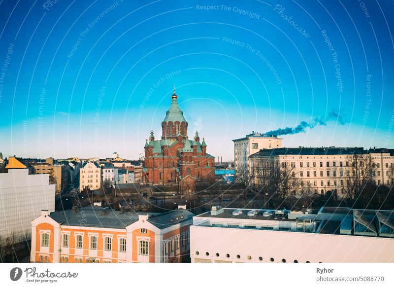 Helsinki, Finnland. Uspenski Kathedrale auf dem Hügel im Winter sonnigen Tag. Rote Kirche - Touristenziel in der finnischen Hauptstadt berühmt uspenski Straße