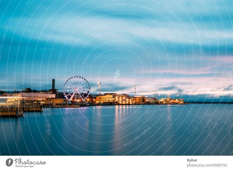 Helsinki, Finnland. Blick auf die Uferpromenade mit Riesenrad in der nächtlichen Beleuchtung Blaue Stunde Großstadt reisen Landschaft Sonnenuntergang