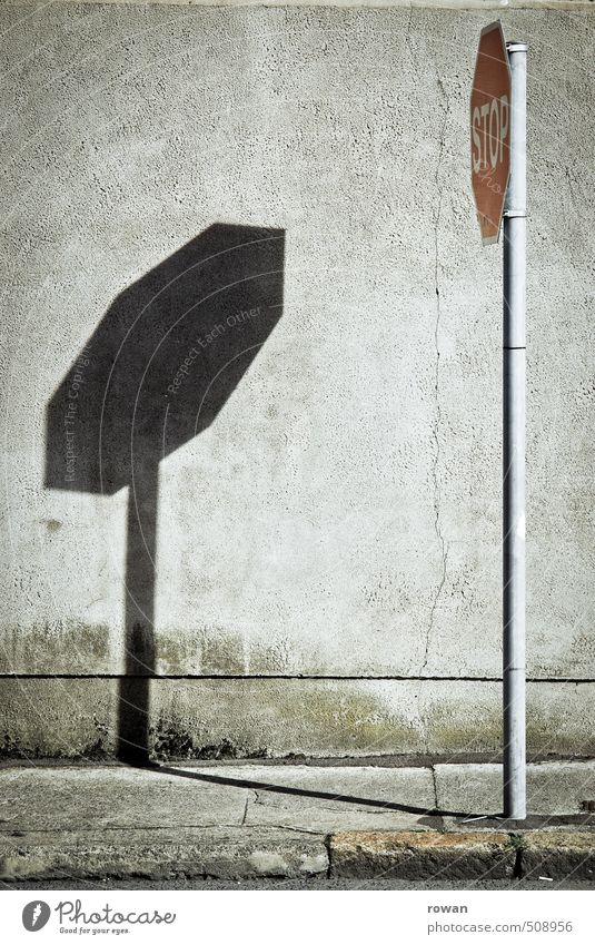 stop Mauer Wand Verkehr Straßenverkehr Autofahren Schilder & Markierungen Hinweisschild Warnschild Verkehrszeichen rot Schatten Strukturen & Formen stoppen