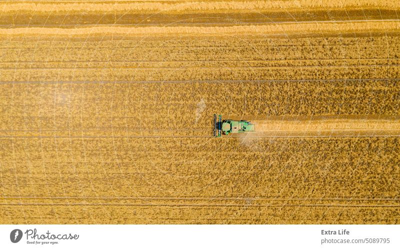 Blick von oben auf Mähdrescher, Erntemaschine, erntereifes Getreide Antenne landwirtschaftlich Ackerbau Müsli Land Landschaft kultiviert Bodenbearbeitung