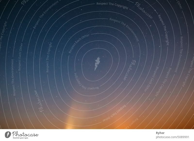 Nacht Himmel Sterne Hintergrund mit natürlichen bunten Farbverlauf. Sonnenuntergang, Sonnenaufgang Licht und Sternenhimmel Sterne am Nachthimmel