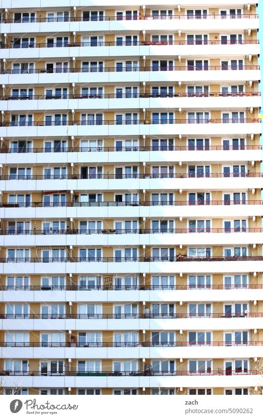 Nachbarschaft Hochhaus Plattenbau DDR-Architektur Gebäude Fassade Berlin Haus Stadt Marzahn Marzahn-Hellersdorf Beton Strukturen & Formen Wohnhochhaus Neubau