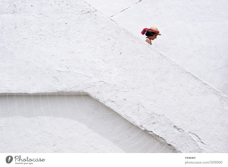 treppab Mensch feminin Junge Frau Jugendliche Erwachsene 1 Treppe weiß Kopf Linie Putz diagonal Treppengeländer Treppenhaus abwärts Abstieg Wand Hut mediterran