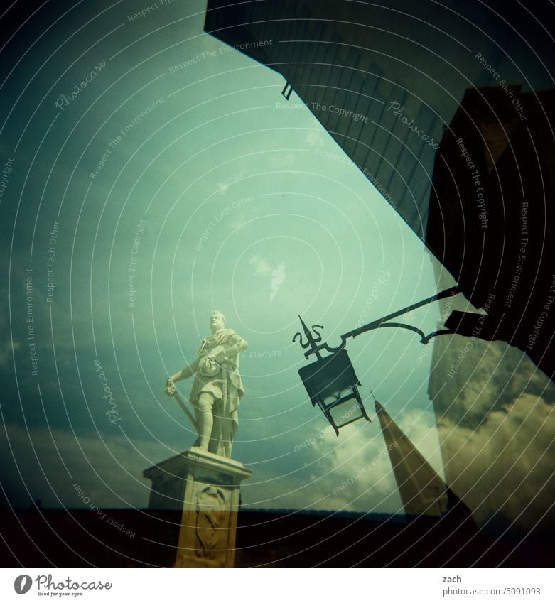 standhaft Denkmal Laterne Altstadt Holga Dia analog Lomografie Scan Doppelbelichtung Turm Kirche Himmel Wolken