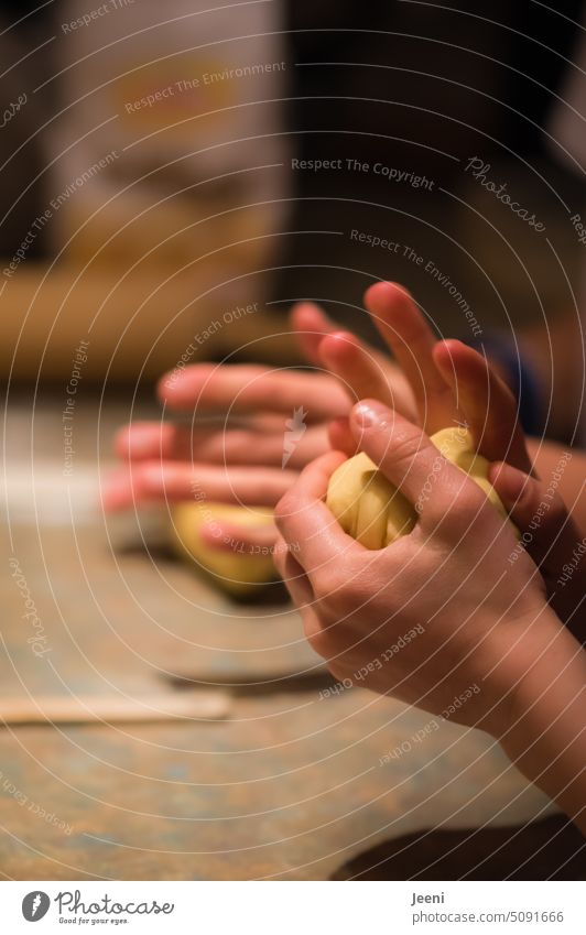 Kinderhände beim Plätzchen backen Hände kneten Teig Weihnachten & Advent Weihnachtsbäckerei Kekse Mehl Freude Vorfreude lecker süß Weihnachtsgebäck Lebensmittel