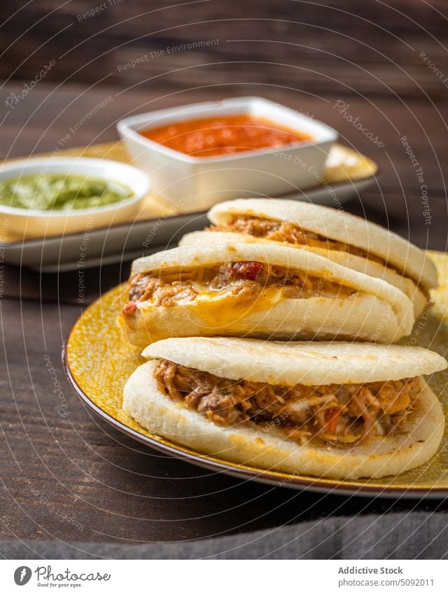 Traditionelles venezolanisches Gericht auf einem Teller arepa Speise Tisch dienen Mittagessen Saucen Lebensmittel Portion Küche venezuelanisch kulinarisch