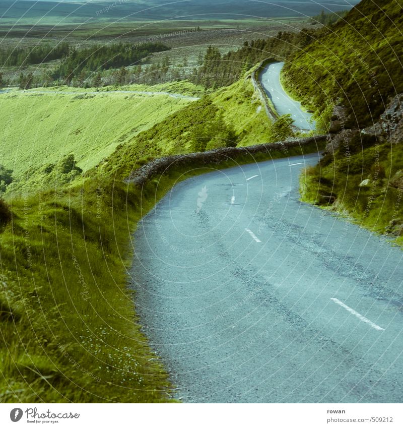 pass Umwelt Natur Landschaft Gras Sträucher Wiese Feld Wald Hügel Felsen Berge u. Gebirge Verkehr Verkehrswege Straße Wege & Pfade Fahrzeug PKW frei Pass