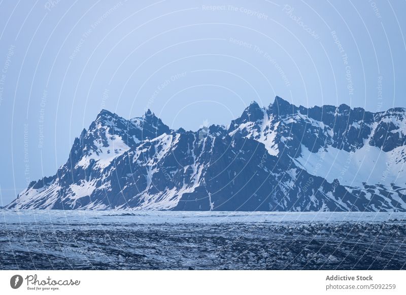 Gebirgskamm mit schneebedeckten Gipfeln Landschaft Berge u. Gebirge Reittier Kamm Ambitus Berghang Winter Schnee Himmel kalt atemberaubend malerisch Saison