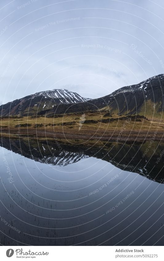 Majestätische Berge der Ostfjorde in Island in der Nähe des Sees Berge u. Gebirge majestätisch Wasser Kristalle reflektieren riesig Schnee wolkig trist Himmel