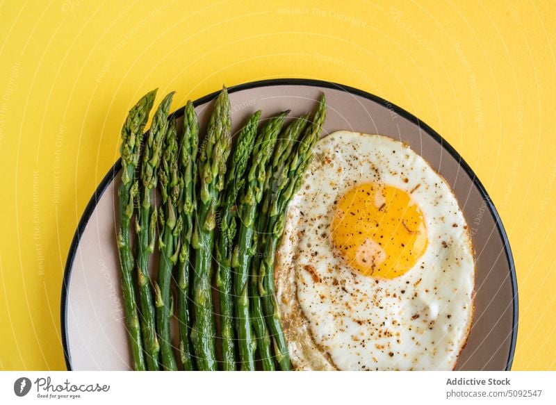 Draufsicht auf Spiegelei mit Spargel Ei Frühstück Mittagessen Gesundheit Lebensmittel Mahlzeit frisch Diät gebraten lecker Gemüse Essen zubereiten Amuse-Gueule