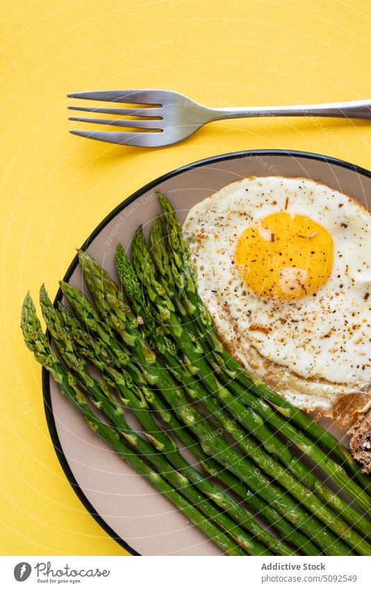 Draufsicht auf Spiegelei mit Spargel Ei Frühstück Mittagessen Gesundheit Lebensmittel Mahlzeit frisch Diät gebraten lecker Gemüse Essen zubereiten Amuse-Gueule