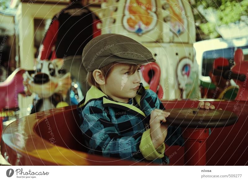 turn around Freude Kinderspiel Erntedankfest Junge Kindheit Kopf Hand 1 Mensch 3-8 Jahre Herbst Wetter Kleinstadt Platz Marktplatz Jacke Hut Mütze blond