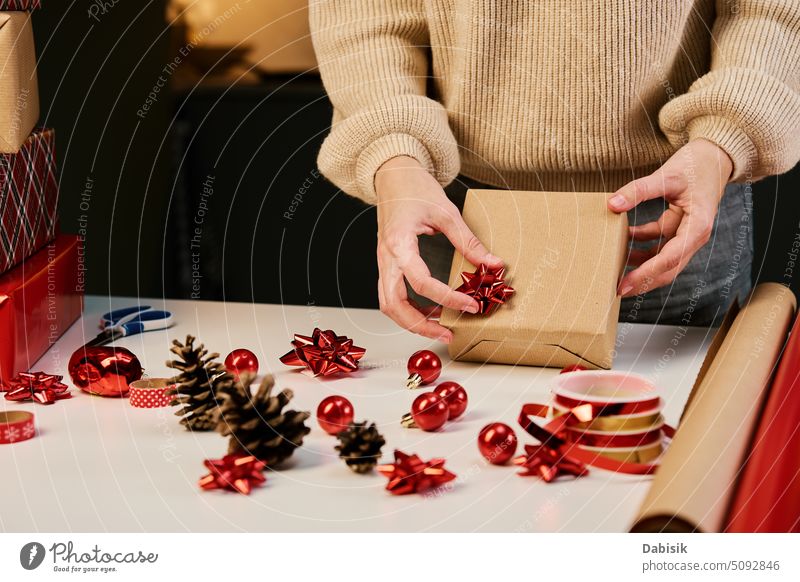 Frau Verpackung Geschenk-Box in Handwerk Papier, Geschenk für Weihnachten Überraschung präsentieren Kasten Veranstaltung Prozess Neujahr Dekoration & Verzierung