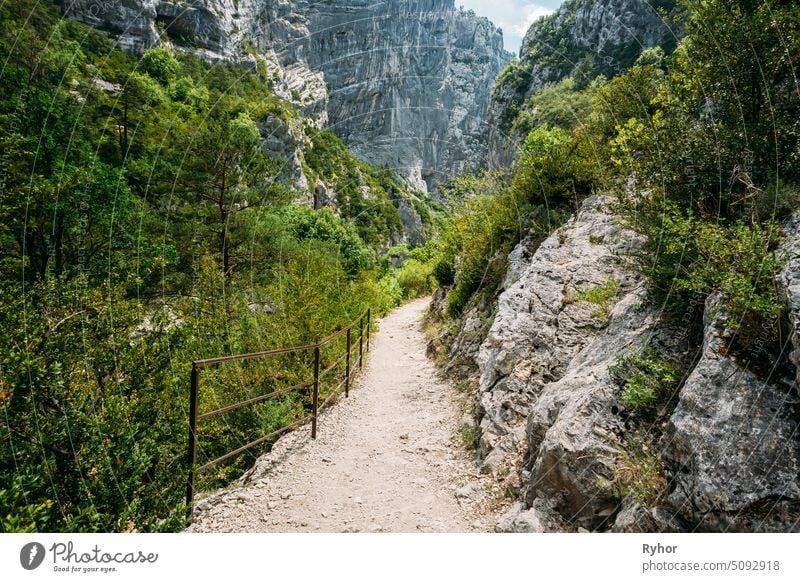 Schöne Trail, Pfad, Weg, Bergstraße in Verdon-Schlucht in Frankreich. Reisen und Wandern Konzept Ansicht haute Sommer im Freien national niemand grün Landschaft