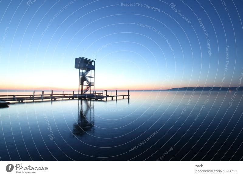 Orte, die etwas bedeuten | Zuhause sein Abend Himmel Turm Wasser Müggelsee See Rettungsturm Nacht Dämmerung blau Nachthimmel Natur Landschaft dunkel Berlin