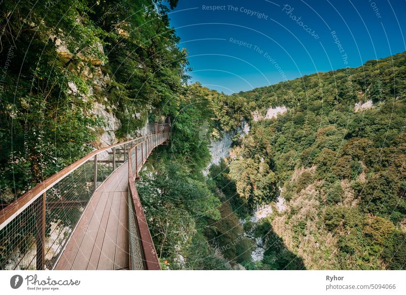 Zeda-gordi, Georgien. Blick auf die schmale Hängebrücke oder die Pendelstraße bis zu 140 Meter über dem Abgrund im Territorium des Okatse Canyon Himmel eurasia