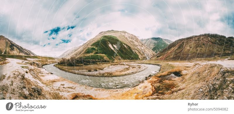 Frühlingslandschaft mit Fluss Terek in der Nähe des Dorfes Ketrisi im Bezirk Kazbegi, Region Mtskheta-Mtianeti, Georgien Region Mzcheta-Mtianeti Kaukasus Land