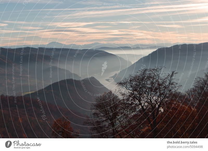 Fluss mit Bergen bei Sonnenuntergang Herbst Natur Baum Himmel Farbfoto bewölkt bewölkter Himmel Wolken Außenaufnahme Menschenleer Landschaft Wasser