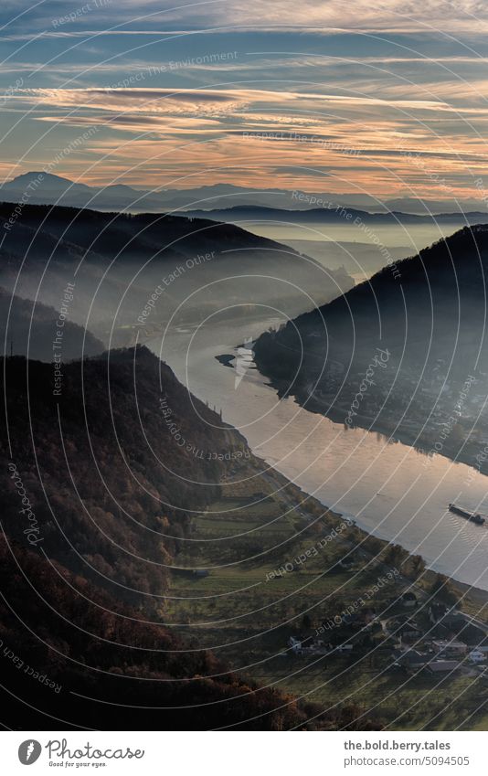 Fluss mit Bergen im Sonnenuntergang Herbst Landschaft Natur Außenaufnahme Menschenleer Wald Farbfoto bewölkt bewölkter Himmel Wolken Nebel Dorf Schiff Wasser