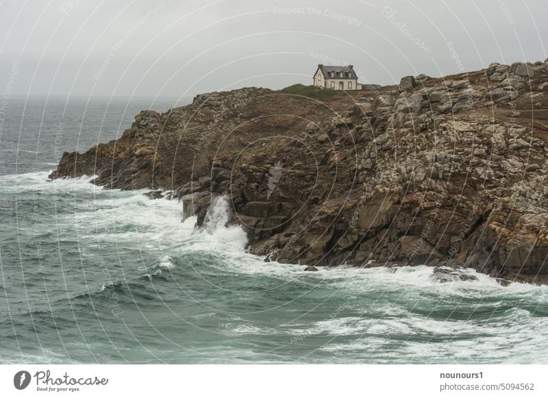 ein stürmischer tag an der küste der bretagne Haus Regen Regentag Wasser MEER Meer Strand Sommer blau Urlaub Schönheit Wolken malerisch Meereslandschaft