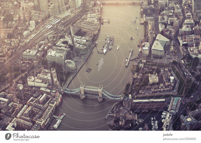 Tower Bridge Stadt Hauptstadt Stadtzentrum Haus Hochhaus Brücke Binnenschifffahrt Bootsfahrt Dampfschiff Fähre Wasserfahrzeug Bekanntheit trendy historisch