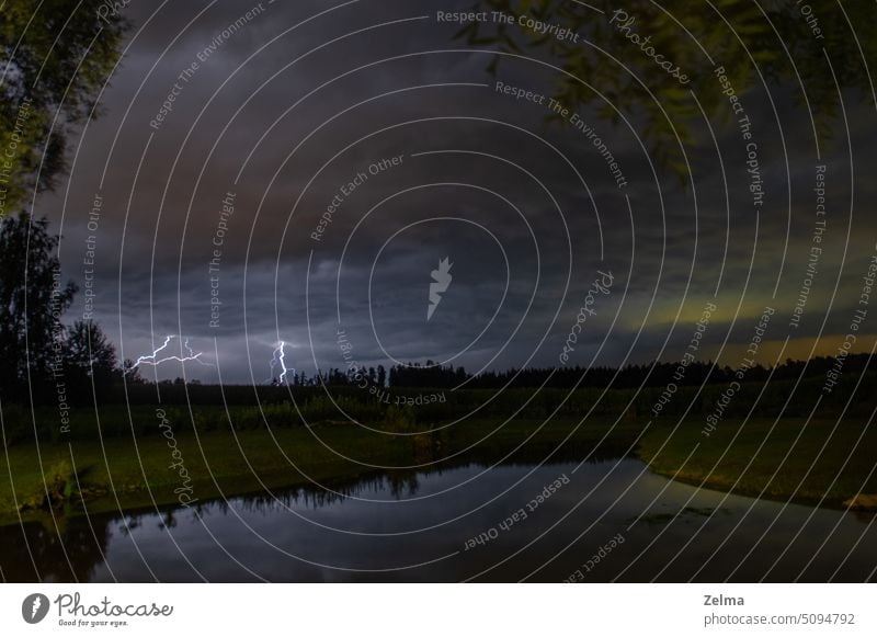 Gewitter auf dem See Abstraktion Hintergrund Hintergründe Blindheit hell Cloud Wolken Abenddämmerung Elektrizität Energie Feuer blitzen zwängen aufschlagen