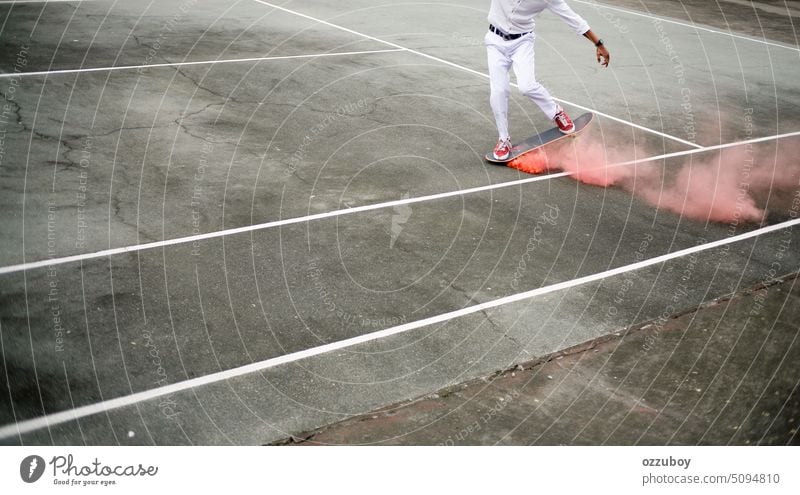 Asiatische Schüler tragen weiße Uniform spielen Skateboard Trick mit rosa Rauch auf Skateboard unifrom Textfreiraum Transparente Hobby Person Schlittschuh Spaß