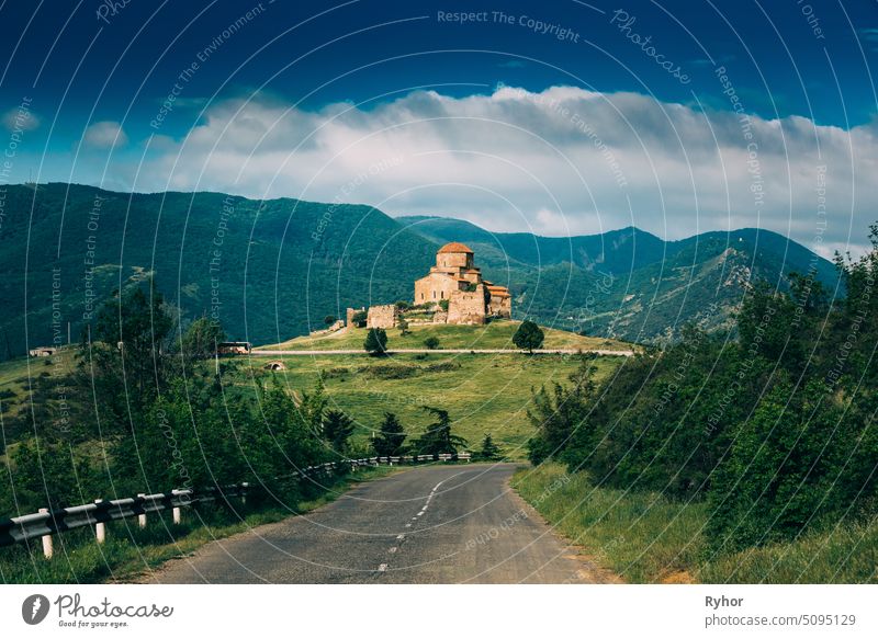 Mtskheta, Georgien. Road Going To Jvari, Ancient Orthodox Monastery, Weltkulturerbe der UNESCO. Berglandschaft und antiker Tempel Gebäude Sommer alt niemand