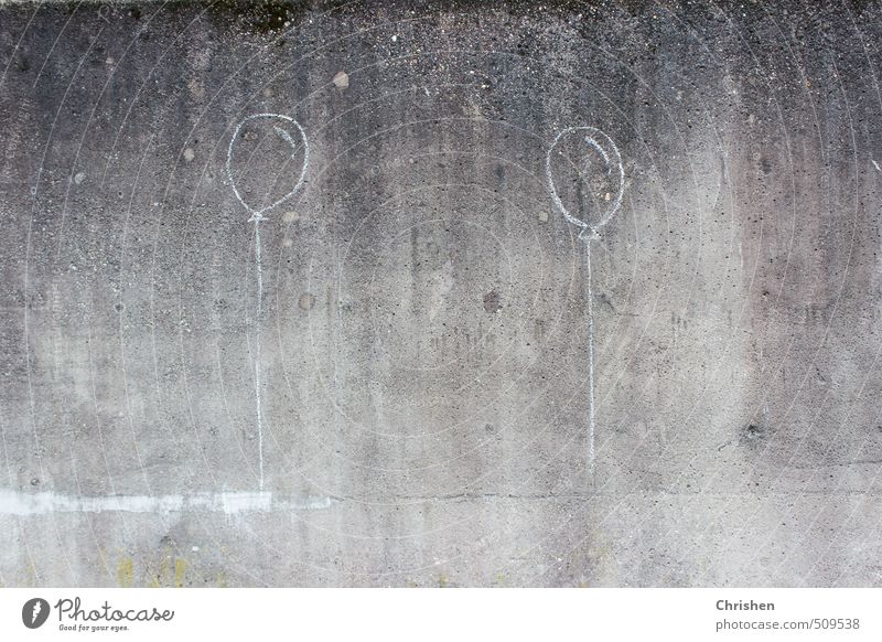 Aufwärts Kunst Umwelt Mauer Wand Luftballon Stein Beton Zeichen Linie Spielen authentisch dreckig einfach modern oben Stadt grau schwarz weiß Fröhlichkeit