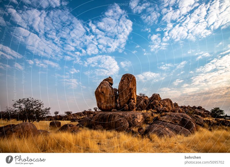 lieblingsorte schwer groß Sonnenuntergang Steine imposant Abenddämmerung Himmel Felsen Damaraland Wildnis Außenaufnahme Farbfoto reisen Fernweh Ferne