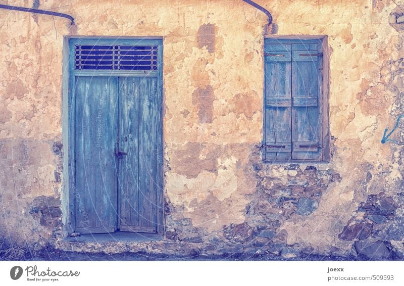 Mittagshitze Hütte Mauer Wand Fassade Fenster Tür alt blau braun schwarz Idylle Vergänglichkeit Farbfoto Gedeckte Farben Außenaufnahme Menschenleer Tag