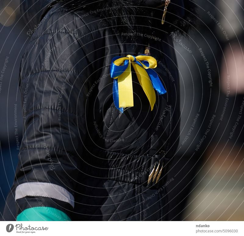 Gelb-blaues Band auf einer schwarzen Jacke, Symbol der ukrainischen Flagge Sieg gelb Ukraine Patriotismus Fahne national patriotisch Frieden Konflikt Schleife